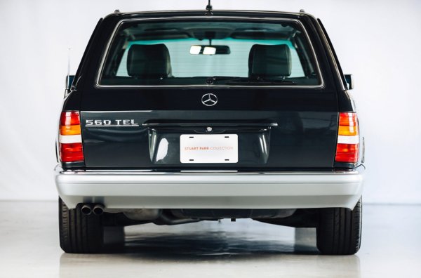 Покривът, задните калници и вратите обаче все още са направени на ръка. Товарното отделение стана по-просторно, но задната част на дивана не се сгъва. 