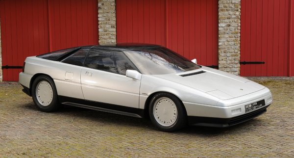 Тук дизайнерът е същият като при Ford Maya &ndash; Джорджето Джуджаро, но за студиото Italdesign. Etna се появява в същата година като Maya &ndash; 1984.

В Lotus планират да използват чисто нов V8, създаден от компанията, заедно със система за активно окачване, разработена от тима на фирмата във Формула 1. Финансовите проблеми и продажбата на Lotus на GM слагат край на Etna. Протипът е продаден на колекционер, който полага още много усилия и го превръща в действащ автомобил.