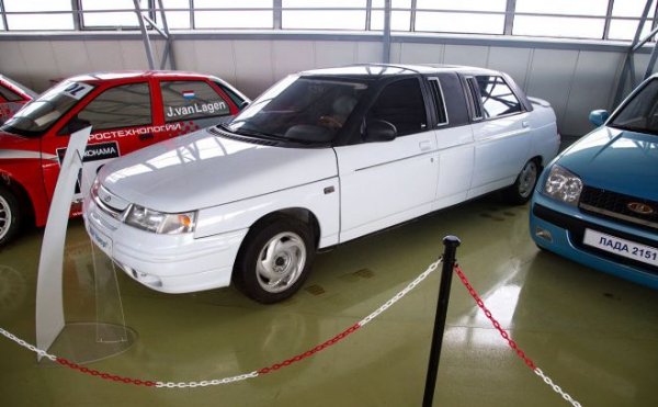 В Толиати никога не са правили големи автомобили, защото хората с пари просто нямат никакъв интерес към колите на ВАЗ. Един от опитите това да се промени е удължената версия на модела 21109, който е получил името Консул. Той е с 650 мм по-дълъг, което позволява поставянето на преграда между двата реда седалки, както и инсталирането на аудиосистема и хладилник. И този проект се оказва пълен провал.
