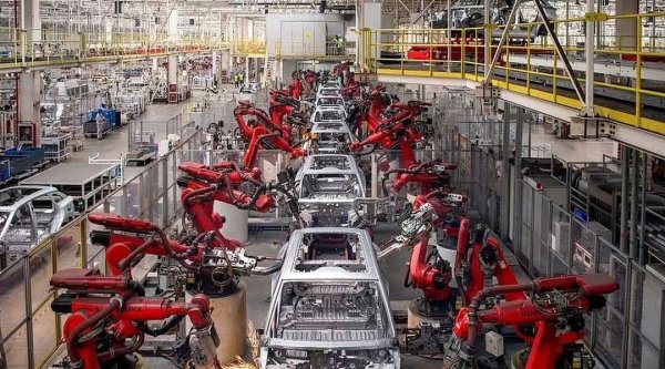 - Да. Знаете, че сме подложени на известни мита. В същото време ние имаме много добра технология за батерии. А и миналата година продадохме над 300,000 автомобила в Европа - това вече ни дава нужния мащаб, за да имаме завод тук. В момента сме в процес на избор на локация. 
