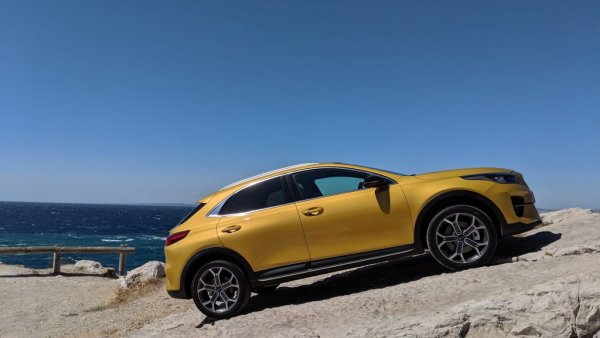 По-малкият член на корейската група продължава да догонва големия брат Hyundai и разликата между двете марки в Европа вече е едва десетина хиляди автомобила. При Kia спадът пред ноември е само 10%, срещу 22% при Hyundai, а пазарният дял се е увеличил до 3.5% - рекорден за марката. 
