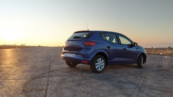 12% спад през ноември и общо 31% от началото на годината, което намалява пазарния дял с три десети до 3.8%. Тепърва обаче се очаква позитивният ефект от новото поколение на Sandero и Logan. 
