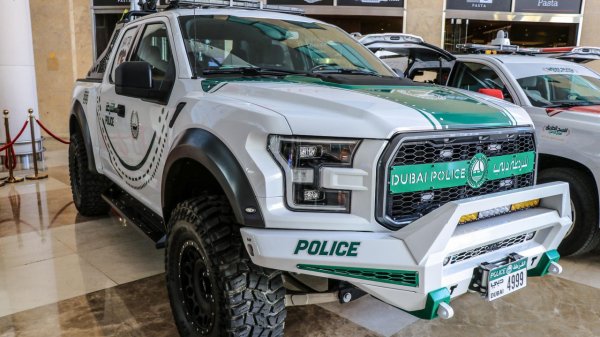 Завършваме с любимия автомобил на дубайската полиция. Това е огромен пикап Ford Raptor с почти неразрушимо окачване. Едва ли има много хора, които биха искали да зърнат тази кола в огледалото за обратно виждане.