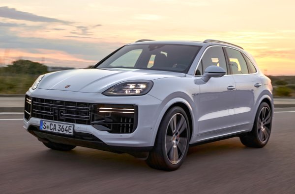 Германската компания представи най-мощния Cayenne в историята. Мощността на хибридната задвижваща, базирана на 4,0-литров V8 с двойно турбо, е 739 конски сили и 950 Нм. Ускорението от 0 до 100 км/ч отнема 3,7 секунди, но с пакета GT това време е намалено до 3,6 секунди.