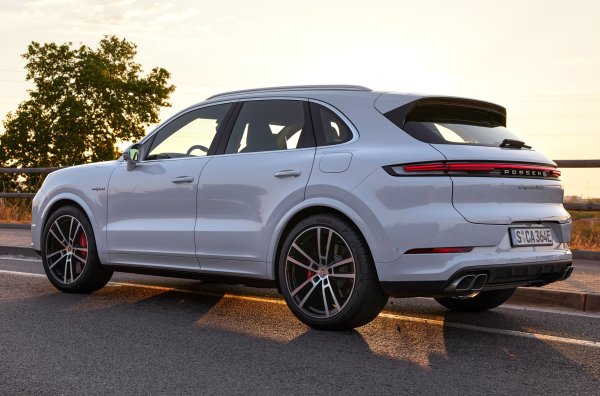 Пакетът GT е наличен само за версията Coupe. Комплектът включва специални настройки за електронните системи, намален с 10 милиметра пътен просвет и по-широки предни гуми. 