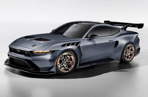 През тази година дебютира и най-мощният шосеен Mustang. Това е хомологирана версия на състезателната кола GT3, създадена за &bdquo;24 часа на Льо Ман&ldquo;. Точната мощност не се съобщава, но производителят обещава, че двигателят ще произвежда поне 800 конски сили и ще може да се развърта до 7500 оборота в минута.