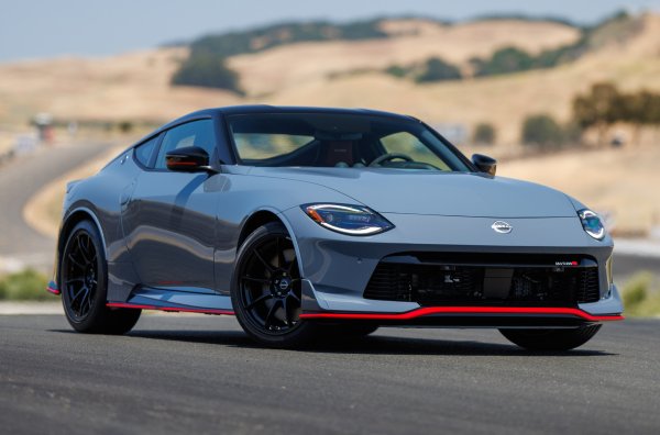 Купето получи &bdquo;напомпана&ldquo; версия от спортното подразделение на компанията. 3,0-литровият турбо V6 беше засилен с 20 конски сили, като мощността достигна 420 к.с. 