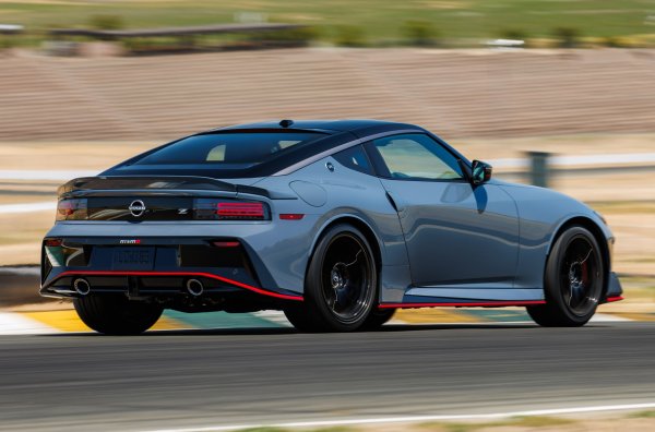 Стандартната деветстепенна автоматична скоростна кутия е преконфигурирана: добавен е режим Sport+ за пистата. Динамиката не е разкрита, но стандартният вариант с механична скоростна кутия ускорява от 0 до 100 за 4,5 секунди и развива 303 км/ч. 