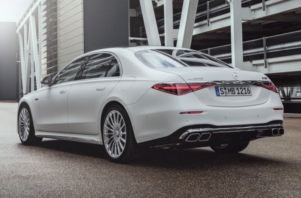 Версията Welcome Edition 1 се отличава с боя в алпийско сиво, специална вътрешна облицовка от напа и червени спирачни апарати.