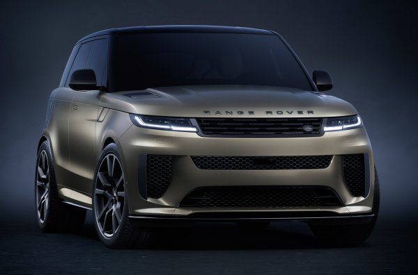 Новата версия се оказа флагман на гамата на модела. 4,4-литровият V8 с компресор и 48-волтова система произвежда до 635 конски сили и 750 Нм. Ускоряването от място до 100 км/ч отнема 3,8 секунди, а максималната скорост достига 290 км/ч. 