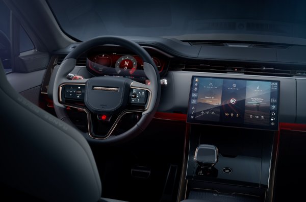 По подразбиране са осигурени кормилен механизъм за задните колела, активен диференциал и векторизиране на сцеплението с помощта на спирачките. Срещу допълнително заплащане се предлагат карбоново-керамични спирачки с осембутални апарати и 23-цолови джанти от карбон. 

През първата година от производството автомобилът ще бъде достъпен само за избрани купувачи, като всички те ще получат специална покана от производителя.