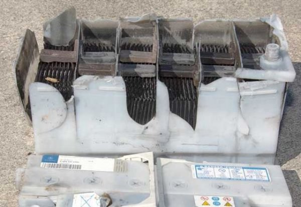 Всъщност първоначално това са били два различни термина. Електрическият акумулатор представлява, най-общо, два електрода в електролитен разтвор. А батерията е сбор от такива акумулатори, съединени един към друг. Масовите 12-волтови автомобилни батерии съдържат по шест електрически акумулатора (разговорно "клетки"), съединени постоятелно. Разбира се, отдавна сме свикнали да наричаме тези батерии "акумулатори", без някой да се впечатлява от това.  
Капацитетът на всяка отделна клетка е равен на капацитета на цялата батерия - ако тя е 75 ампер-часа, значи и капацитетът на всеки отделен елемент е пак толкова. Но енергията на батерията е шест пъти по-висока от тази на съставляващите я компоненти, защото те се сумират.
