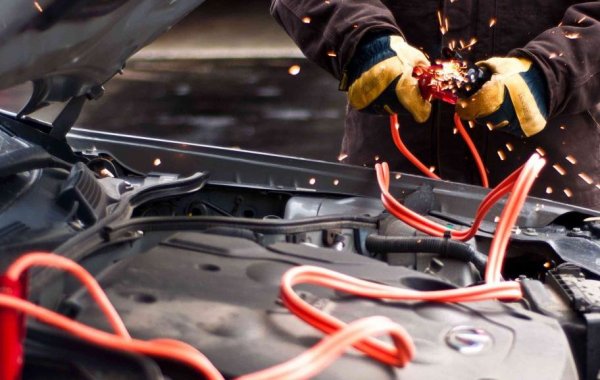 Тук материята става малко объркана. Токът се мери в ампери, а времето - часове. Когато говорят за "капацитет" на акумулатора, повечето експерти имат предвид тока, който той може да отдаде до пълен разряд, умножен по времето, за което се случва това. Но това е де факто зарядът на акумулатора. Той се изразява в ампер-часове, но коректната измервателна единица за това е кулон (1 ампер-час е 3600 кулона). А електрическият капацитет се измерва във фаради (1 фарад е равен на 1 кулон/1 волт).
