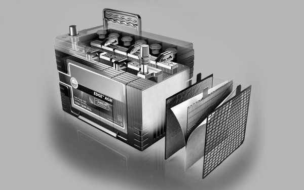 Това сме го чували дори от продавач в магазин за акумулатори: ако си вземете AGM със заряд 50 Ah, той спокойно замества нормална батерия със заряд 80 Ah. В това няма нищо вярно, и никаква логика. Зарядът си е заряд.
AGM е съкращение от Absorbent Glass Mat - това е сравнително нова акумулаторна технология, при която електролитът е на практика пропит в порите на стъкления сепаратор. Такава батерия има по-ниско вътрешно съпротивление от изцяло течните си предшественици, и е способна да отдава по-високи токове. Освен това не е чувствителна към сътресения и обръщане - може да работи дори наопаки. Използва се основно в нови модели със Старт-стоп система, както и в специални автомобили с много допълнителни консуматори на ток - линейки, пожарни и така нататък. 
