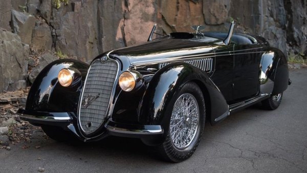 Оригиналната Alfa Romeo 8C 2900 е била създадена с една-едничка мисъл - за състезания. И по-точно - за легендарното рали Mille Miglia. Базирана на състезателното шаси от 8C 35 Grand Prix, тази Alfa от 30-те години има 2.9-литрова версия на емблематичния осемцилиндров редови мотор с два компресора Roots и два карбуратора Weber. Мощността варира при отделните екземпляри, но е над 200 конски сили. Напълно независимото окачване е смайваща иновация за времето си. През 1937 е въведена модификацията В - с леко понижена мощност, но с повече мисъл за комфорт и цивилна употреба. Моделът се прави в два варианта - къс (Corto) и дълъг (Lungo). Създадени са само 33 бройки - 32 в редовното производство и още една, сглобена от остатъци през 1941. Някои са с каросерия на Pininfarina, други - на Carrozzeria Touring. 
