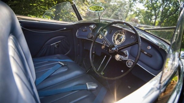 - "Тази Alfa кара всички останали да се свият от срам, когато излезе на ливадата на който и да е конкурс за елегантност" - Ралф Джайлс, главен дизайнер на концерна Stellantis
