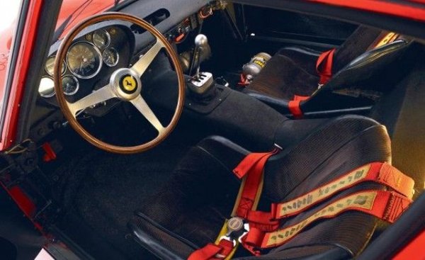 - "Това е самата дефиниция за секси спортна кола с двигател отпред" - Джеф Хамут, шеф по дизайна на Rivian

- "Прекрасна кола, но също и истински пионер в областта на аеродинамиката" - Робин Пейдж, шеф по глобалния дизайн на Volvo

- "Една от най-красивите коли на всички времена" - Ралф Джайлс, шеф по дизайна на Stellantis
