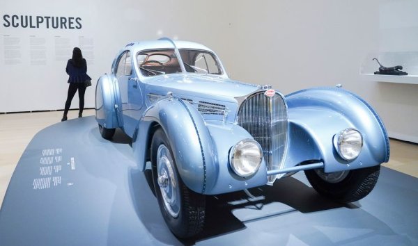 За шестте години след 1934 Bugatti успява да произведе цели 710 екземпляра от  Type 57, всеки задвижван от 3.3-литров редови 8-цилиндров мотор със 135 коня - същия като в състезателните Type 59 Grand Prix. От тях 43 са отбелязани с S (от Surbaiss&eacute; - снижена), и само две носят рядкото означение SC, означаващо добавянето на компресор и увеличаването на мощността до над 200 конски сили. Впрочем немалко собственици на "обикновени" Type 57 впоследствие се връщат във фабриката, за да поръчат и те суперчарджър. Най-редките от цялата фамилия са четирите коли с добавката Atlantic - три за състоятелни клиенти и една за самия Жан Бугати, син на основателя на компанията Еторе и основен дизайнер на Type 57. От тази кола днес няма и следа. Останалите три са оцелели. 
