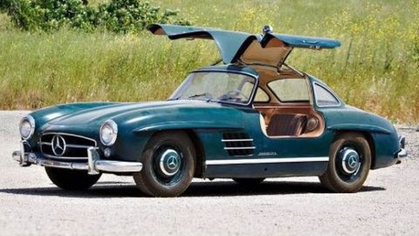 Още една легенда на дизайна, родена върху скелета на състезателен автомобил - в този случай на W194. Между 1954 и 1957 300SL се произвежда като купе с емблематичните врати тип "крило на чайка", след това се превръща в роудстър за последната си серия до 1963. Задвижван от трилитров редови шестак с 240 коня и механично директно впръскване, този Mercedes е най-бързата серийна кола на епохата. Макс Хофман, легендарният вносител на европейски автомобили в САЩ, лично убеждава германците да я създадат за далеч по-платежоспособния щатски пазар. SL е съкращение от superleicht - свръхлек. От купе версията са произведени 1400 екземпляра. 
