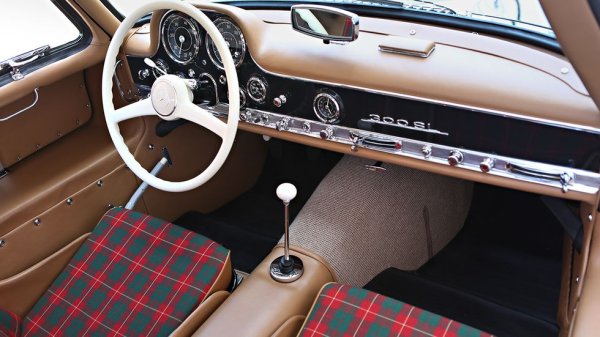 "Почти съвършен баланс на елементите. Елегантен, без да е твърде заоблен, и могъщ, без да изглежда брутален" - Йън Картабиано, президент на поделението за авангарден дизайн на Toyota
 
"Най-елегантната германска спортна кола" - СанЮп Ли, шеф на центъра по глобален дизайн на Hyundai

"Все още изглежда невероятно след 70 години" - Ирина Заватски, вицепрезидент по дизайна на Chrysler

