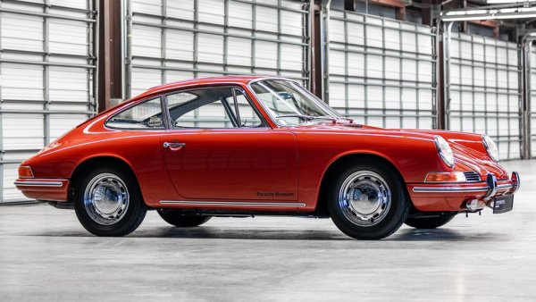 Когато 911 дебютира през 1964, това бе огромен скок след чаровното, но технологично слабо Porsche 356. Но малцина по онова време се осмеляваха да го нарекат "красиво". Днес, над 58 години по-късно, този оригинален дизайн е все още в употреба, макар и претърпял безброй малки еволюции. Всъщност една от най-трудните задачи в съвременния дизайн е как да модернизираш тази кола, без да се отдалечиш от оригиналните форми и да разяриш милионите му фанатични почитатели. 
