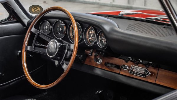 &ldquo;Перфектна скулптура, съвършени повърхности. Това е върховният пример за съвършенство в дизайна" - Хенрик Фискер, дизайнер и основател на Fisker Inc.

"Да преправиш една икона не е лесно постижение" - Карим Хабиб, директор по дизайна на Kia, бивш главен дизайнер на BMW
