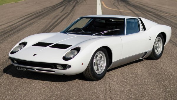 Този автомобил със средноразположен двигател шокира света, когато стигна до производство в края на 60-те години. Задвижвана от 3.9-литровия V12 на Lamborghini, Miura бе най-бързата кола на своята епоха и оцеля до 1973 с няколко ъпдейта на и без това солената си начална цена от... 20,000 долара (какво нещо е инфлацията, нали?). От оригиналната Р400 бяха направени 275 бройки, после компанията добави още 338 от модифицираната Miura P400S. Дизайнът, разбира се, бе на Марчело Гандини. 
