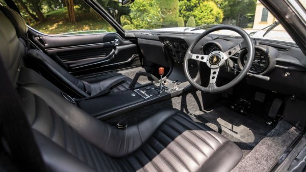 "Тя зашемети всички по онова време с най-иновативния и зрелищен дизайн, който изобщо бяхме виждали" - Питър Брок, бивш дизайнер на General Motors и Shelby

"Все още изпитвам страхопочитание към този капак и към страничната линия, която се влива във вратата", Ралф Джайлс, главен дизайнер на Stellantis

"Великолепни пропорции - сякаш корпусът просто е опакован върху механиката" - Антъни Ло, главен дизайнер на Ford
