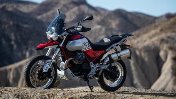 V85 TT отбеляза завръщането на Moto Guzzi в сегмента на приключенските мотоциклети през 2019 г. Блести със своя ретро стил, вдъхновен от класическите ендура от осемдесетте години, но също и от мотоциклетите, с които компанията се е изправяла в приключението Париж-Дакар в миналото. Той е оборудван с модерна технология, съчетава перфектно производителност, стил и гъвкавост. Идеален за дълги пътувания, пътни приключения и черни терени, V85 TT се задвижва от 850cc V-twin двигател, който предлага балансирана комбинация от мощност и въртящ момент. Причмер да италианска страст и инженерство в света на туристическите мотоциклети.