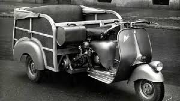 Триколесният автомобил Ape , представен през 1947 г., e гениален отговор на нуждите от товарен транспорт на следвоенна Италия. Базиран на концепцията на Vespa с добавяне на задно колело , &bdquo;Пчелата&ldquo; (символ на упорит труд и значителен товар, който може да носи) предлага икономична и универсална алтернатива на транспорта на четири колела. Този модел е идеале за тесни теулици на италиански градове и провинцията. Предлага се в различни конфигурации - от неподвижна каросерия до подвижен под. Ape намира също широка селскостопанска и търговска употреба.
