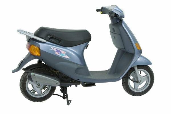 През 1994 г., когато концепцията за зелена мобилност все още не е толкова широко разпространена, Piaggio пуска скутера Zip&Zip, първото хибридно двуколесно превозно средство, Така прави важна стъпка напред в технологиите и иновациите. Този модел съчетава двигател с вътрешно горене с електрически, предлагайки екологично и универсално решение за градска мобилност. Zip&Zip се характеризира с модерен и функционален дизайн, предназначен да отговори на нарастващите нужди от устойчив транспорт. Въпреки че не постигна търговски успех, сравним с други емблематични модели, той все пак отбеляза важен момент в историята на Piaggio към "по-зелено" бъдеще.
