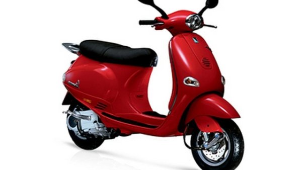 Vespa ET2 и ET4 , представени през 1996 г., 50 години след първите 98, представляват крайъгълен камък за Piaggio. Те са първите от семейството на Vespa, оборудвани с автоматична скоростна кутия, а също и с четиритактови двигатели, без да се отказват от стоманена ламарина, докато всички конкуренти вече са избрали пластмасата. С приемането на автоматичната скоростна кутия шофирането стана по-удобно и скутерът стана по-достъпен дори за неспециалисти на две колела. Дизайнът остава близък до класическия, който прави Vespa известна по целия свят. ET2 50, със своя двутактов двигател, и ET4 125, с по-екологичен и мощен четиритактов, проправят пътя за нова ера на скутери, които съчетават традиция и технологични иновации.
