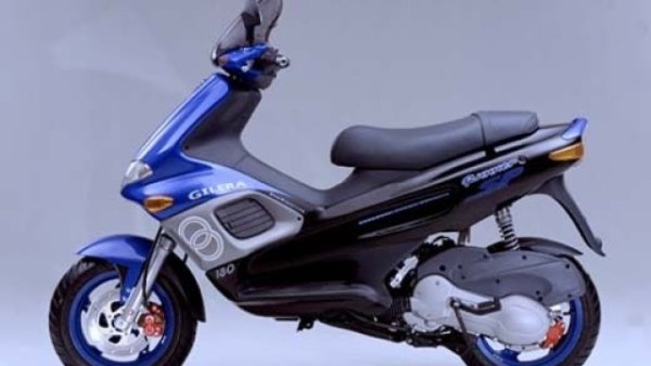 Gilera Runner, лансиран през 1997 г., ефективно изобретява концепцията за спортния скутер . Със своя агресивен дизайн и висока производителност, Runner веднага се открои на сцената, привличайки млада и динамична публика, търсеща силни емоции и завладяващ дизайн . Комбинацията от най-мощните налични двигатели, здраво шаси и ефективно спиране направиха Runner еталон за високопроизводителни скутери.