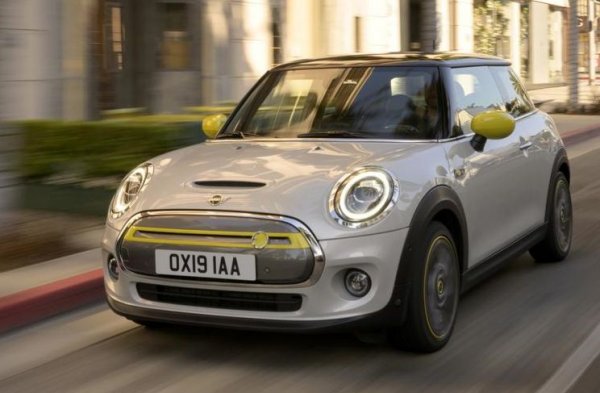 Това си е електрическа версия на Cooper S. Хечбекът се задвижва от електромотора на BMW i3S (184 к.с. и 270 Нм) и батерия с капацитет 32,6 кВт/ч. Тя може да се напълни от специална зарядна станция до 80% само за 35 минути. Заявеният пробег с едно зареждане е 235-270 км.
