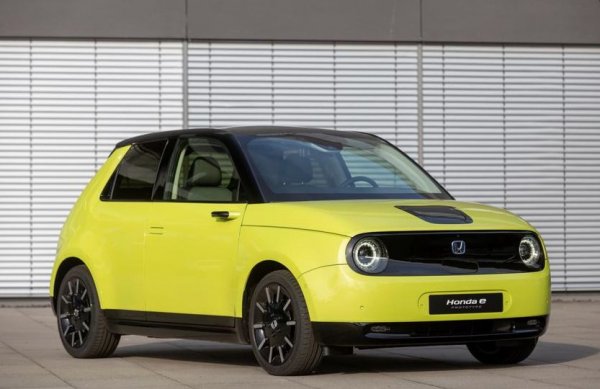 Електрическата Honda ще излезе на пазара догодина. Хечбекът е в ретро-стил, като е изграден на специално създадена за него платформа. Той разполага с електромотор с мощност 150 к.с., който осигурява пробег с едно зареждане от 200 км. Най-интересното при него е, че индикаторът за зареждане, разположен между фаровете, камерите, заменящи външните огледала, и 6-те дисплея в салона, бяха запазени и ще се появят при серийния модел.

