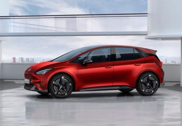 Електрическият Seat el-Born засега е само концептуален модел, но ще се качи на конвейера през 2020 г. Той до голяма степен повтаря Volkswagen ID.3, като е построен на платформата  MEB, но разчита на по-мощен мотор - 204 к.с. Батерията с капацитет 62 кВт/ч осигурява ускорение от 0 до 100 км/ч за 7,5 секунди и пробег с едно зареждане от 420 км.
