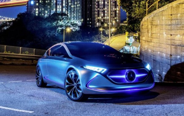 Представеният прототип Mercedes-Benz EQA все още е далеч от сериен модел, но се очаква това да се промени. Хечбекът е със задвижване на двете ос (на всяка има по един електромотор) развива мощност от 200 кВт (277 к.с. и 500 Нм), които му осигуряват пробег от 400 км с едно зареждане. Ускорението от 0 до 100 км/ч ще отнеме под 5 секунди. 
