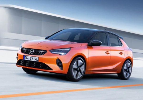 Това е същият автомобил като Peugeot e-208, но с различен дизайн и друг интериор. Електрическият вариант на модела е построен на платформата e-CMP, разработена от  PSA, но технически Corsa-e повтаря Peugeot e-208. Разликата е само в обявения пробег - 330 км срещу 340 км при Peugeot.
