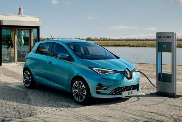 Френският хечбек наскоро беше обновен, като получи по-мощна батерия. Нейният капацитет вече е 52 кВт/ч, като тя захранва и по-силен електромотор - 100 кВт (136 к.с. и 245 Нм). Благодарение на специален режим на системата за рекуперация на енергията, Zoe може да се управлява с един педал, а пробегът след пълно зареждане на батерията е 390 км.
