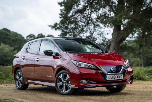 Не трябва да се пропуска и най-успешният модел в този клас, който продължава да се радва на отлични продажби. В Европа през 2018 г. резултатът на Leaf в Европа е 38 740 бройки. Версията с най-голям пробег - Leaf e+, изминава до 385 км с едно зареждане на батерията с капацитет 62 кВт/ч. Тя има и най-мощния електромотор - 217 к.с. и 340 Нм. Стандартният Leaf разчита на 150 к.с. и 320 Нм.
