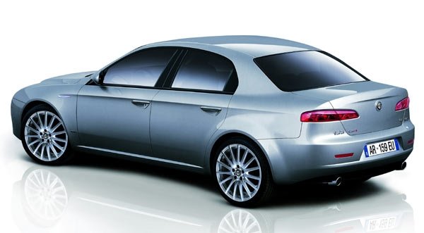 Alfa Romeo 159: трети страничен прозорец отново липсва, но дръжката на задните врати вече е конвенционално изпълнена (при 156 е скрита в рамката на прозореца) 