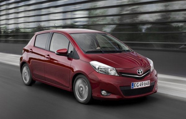 Yaris, с код XP13, се произвеждаше между 2011 и 2020 и се позиционира Toyota между Aygo и Auris.Най-малкият двигател - трицилиндровият 1.0 с обозначение 1KR-FE, известен още от Aygo, трудно може да се справи с теглото на Yaris. В града 69 к.с., а от август 2018 вече 72 к.с., са напълно достатъчни и позволяват да поддържате нисък разход на гориво при спокойно шофиране.