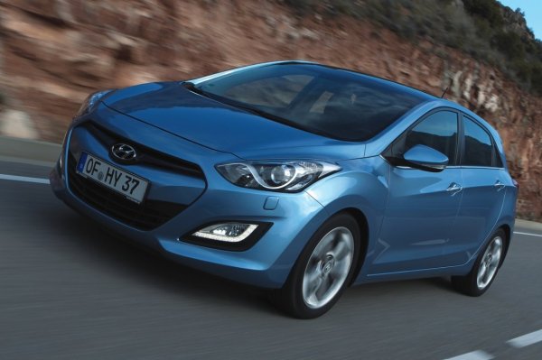 Второто поколение на Hyundai i30 се произвеждаше от 2011 до 2017 като хечбек и комби, а през март 2015 претърпя фейслифт. Бензиновите двигатели са издръжливи, откакто Hyundai подобри веригата на газоразпределителната система през 2013, която оттогава спря да създава проблеми.

Атмосферният 1.4 с 99-100 к.с. и 1.6 MPI с 120 к.с. имат индиректно впръскване. При 1.6 GDI (135 к.с.) и 1.6 T-GDI (186 к.с.), които използват директно впръскване, типичните отлагания на тази технология могат да се натрупват с времето.