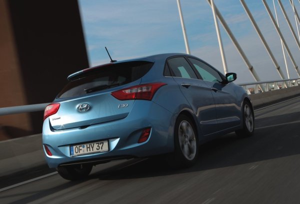 Дизеловите двигатели 1.4 CRDi (90 к.с.) и 1.6 CRDi (110-136 к.с.), споделяни с Kia Ceed II, при голям пробег или шофиране на къси разстояния могат да се покажат проблеми с DPF, двумасовия маховик, турбокомпресора, EGR клапана и инжекторите.

Въпреки това, скоростните кутии изискват най-голямо внимание. При механичните има течове на масло поради течащи уплътнения и пукане в четвъртата предавка, които обикновено са причинени от повреден синхронизатор. Седемстепенната трансмисия с двоен съединител не понася добре задръстванията и може да бъде много рязка при сваляне на предавките. 