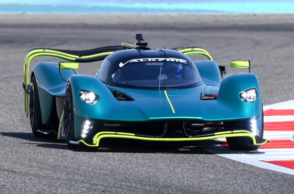 Британската компания наскоро демонстрира своята пистова хиперкола в движение за първи път. Тя направи демонстрационна обиколка около пистата &bdquo;Сахир&ldquo; преди Голямата нагрда на Бахрейн във Формула 1. Досега автомобилът беше представян само като концепция, но най-после Aston Martin даде да се разбере, че разполага и с работещ прототип.