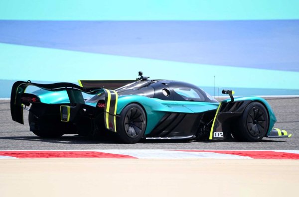 Прототипната модификация на AMR Pro разполага с удължено шаси, подобрена аеродинамика, каросерия от въглеродни влакна и двигател V12 от Cosworth. Той е с обем 6,5 литра, като развива 1014 к.с.