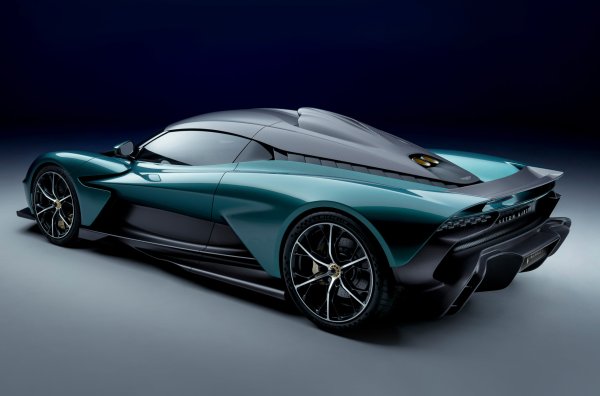 Серийното производство ще започне през четвъртото тримесечие на следващата година. За няколко години британците възнамеряват произведат около 1000 бройки от Valhalla, като всяка от тях ще струва около 700 000 лири.