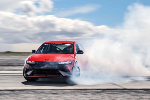 За мнозина Hyundai Ioniq 5 N с 641 к.с. е глътка свеж въздух сред електрическите автомобили с висока производителност, а мнозина оценяват способността му да съчетава тръпка и практичност на разумна цена.

Hyundai имаше пълната свобода да създаде електромобил, проектиран единствено с цел да ви накара да се усмихнете &ndash; независимо от метода. Това е първият електромобил, с който бихте тръгнали по второстепенен път просто за удоволствие, а не като част от пътуването до дестинацията.