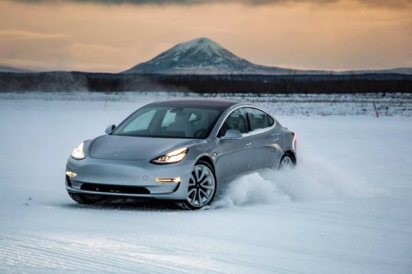 Всъщност е точно обратното: батериите функционират по-добре и живеят по-дълго, ако се използват на хладно. Докато високите температури чувствително съкращават живота им. Причината е, че при тях течният електролит, разделящ анода от катода, започва да се разпада химически и само след няколкостотин цикъла вече не функционира правилно. 
Вярно е, че при много ниски температури литиевите йони започват да се движат по-бавно, и съответно батерията отдава по-малко заряд. Но този ефект е слаб и не се отразява на продължителността на живота й.
Рязко спадащият при студено време обхват на електромобила се дължи най-вече на нуждата от енергия за отопление на купето. 
