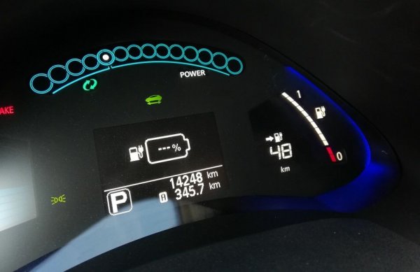 Още една податка към времето на никел-металхидридните батерии като в старите Motorola и Siemens. Тези батерии имаха т. нар. ефект на "памет" и без това пълно разреждане и зареждане в началото капацитетът им намаляваше. При литиево-йонните батерии няма такъв ефект. Всъщност за тях най-вредните състояния са да са напълно разредени, или напълно заредени. Ако държите батерията ви да живее дълго, поддържайте я между 20 и 80%. 
